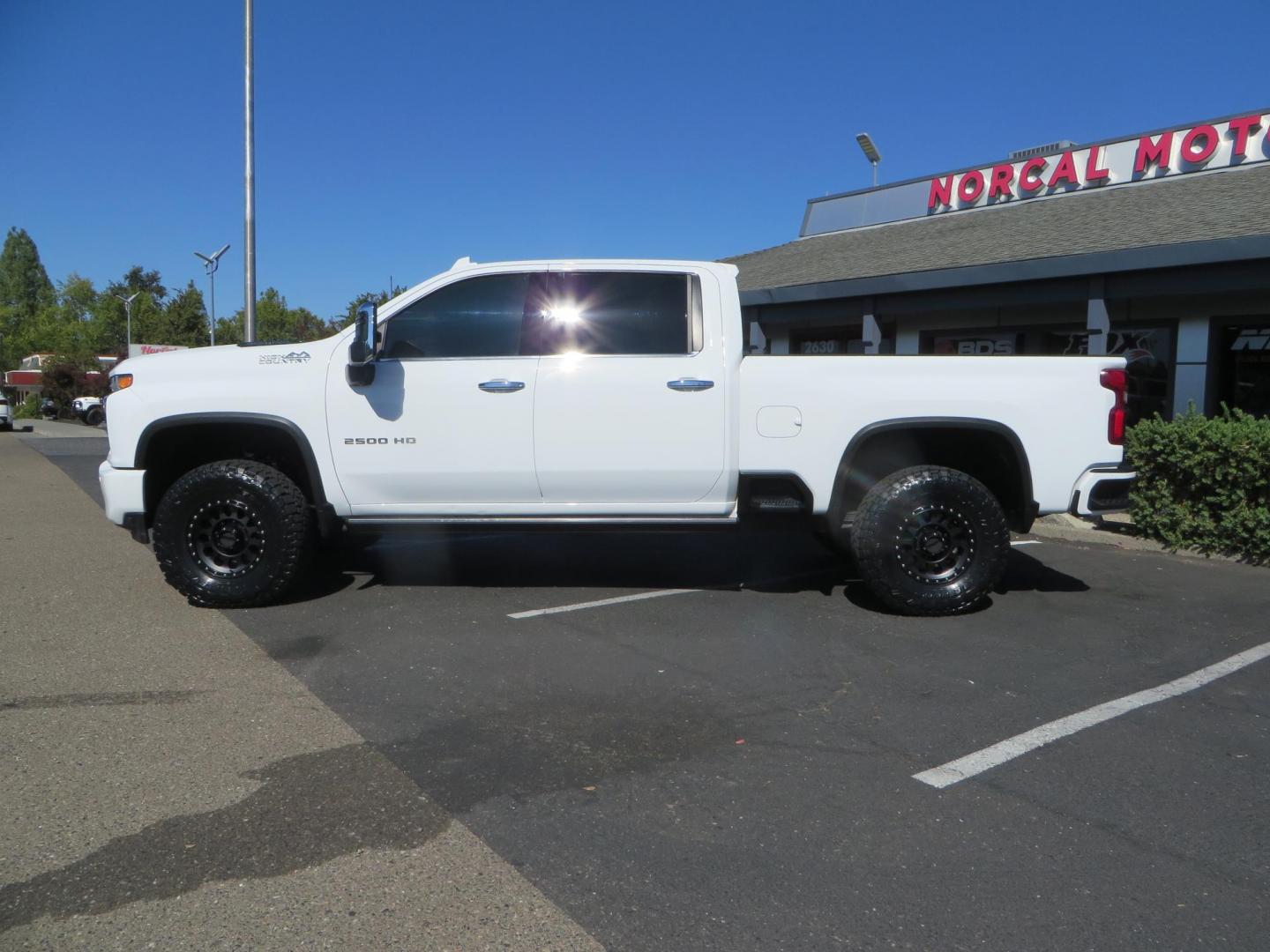 2021 White Chevrolet Silverado 2500HD High Country Crew Cab Short Box 4WD (1GC4YREY9MF) with an 6.6L V8 OHV 16V DIESEL engine, 6A transmission, located at 2630 Grass Valley Highway, Auburn, CA, 95603, (530) 508-5100, 38.937893, -121.095482 - Features - Fabtech leveling kit with upper control arms, 17" Method Race Wheels, 35" Toyo RT trail tires, and window tint. - Photo#7