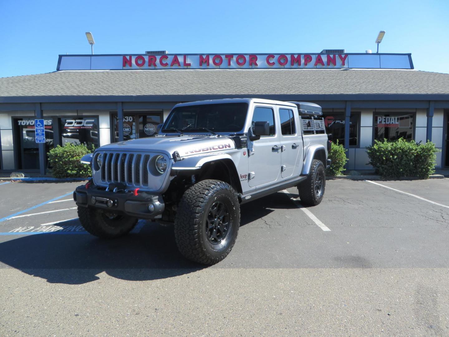 2020 SILVER /BLACK Jeep Gladiator Rubicon (1C6JJTBG1LL) with an 3.6L V6 DOHC 24V engine, 6M transmission, located at 2630 Grass Valley Highway, Auburn, CA, 95603, (530) 508-5100, 38.937893, -121.095482 - Must see Gladiator ready for all of your overlanding adventures. Mopar lift kit with Fox shocks, 37" BFG KO2 tires, Rebel offroad Inner Fender liners, Rebel offroad overland fender chop w/ side markers and turn signals, Smittybilt synthetic rope winch, Yankum fairlead, Rugged Ridge Elite antenna bas - Photo#0