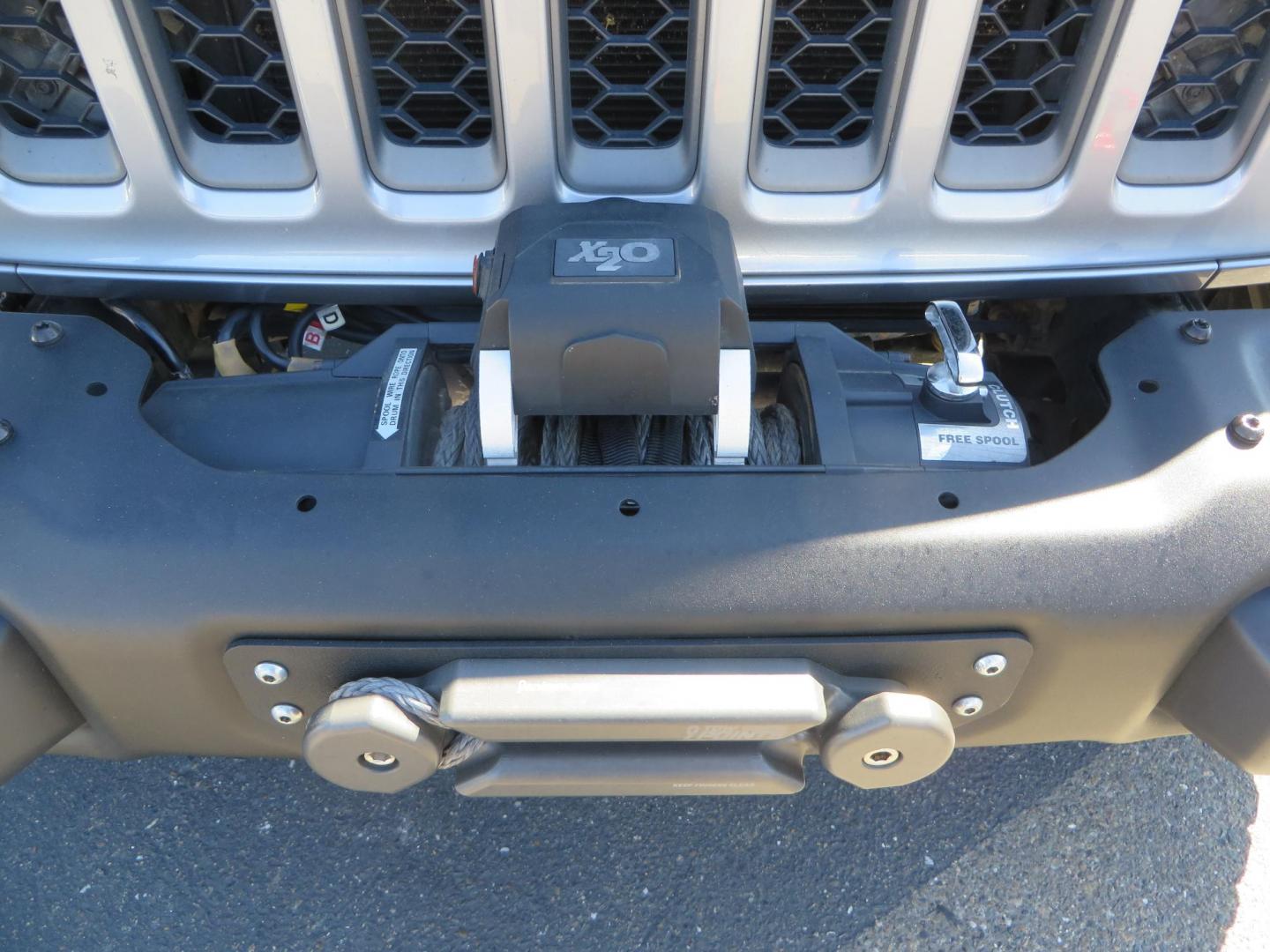 2020 SILVER /BLACK Jeep Gladiator Rubicon (1C6JJTBG1LL) with an 3.6L V6 DOHC 24V engine, 6M transmission, located at 2630 Grass Valley Highway, Auburn, CA, 95603, (530) 508-5100, 38.937893, -121.095482 - Must see Gladiator ready for all of your overlanding adventures. Mopar lift kit with Fox shocks, 37" BFG KO2 tires, Rebel offroad Inner Fender liners, Rebel offroad overland fender chop w/ side markers and turn signals, Smittybilt synthetic rope winch, Yankum fairlead, Rugged Ridge Elite antenna bas - Photo#14