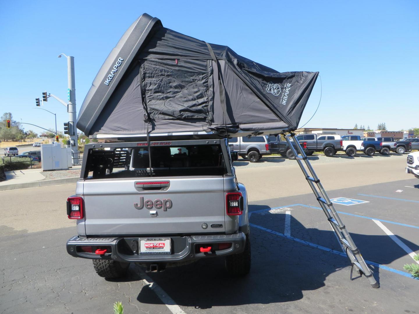 2020 SILVER /BLACK Jeep Gladiator Rubicon (1C6JJTBG1LL) with an 3.6L V6 DOHC 24V engine, 6M transmission, located at 2630 Grass Valley Highway, Auburn, CA, 95603, (530) 508-5100, 38.937893, -121.095482 - Must see Gladiator ready for all of your overlanding adventures. Mopar lift kit with Fox shocks, 37" BFG KO2 tires, Rebel offroad Inner Fender liners, Rebel offroad overland fender chop w/ side markers and turn signals, Smittybilt synthetic rope winch, Yankum fairlead, Rugged Ridge Elite antenna bas - Photo#40