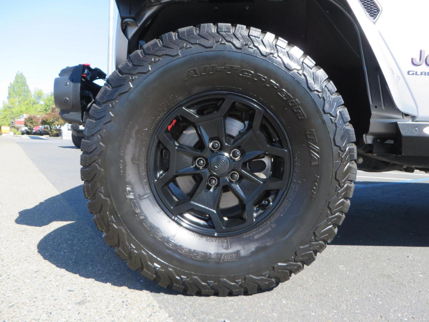 2020 SILVER /BLACK Jeep Gladiator Rubicon (1C6JJTBG1LL) with an 3.6L V6 DOHC 24V engine, 6M transmission, located at 2630 Grass Valley Highway, Auburn, CA, 95603, (530) 508-5100, 38.937893, -121.095482 - Must see Gladiator ready for all of your overlanding adventures. Mopar lift kit with Fox shocks, 37" BFG KO2 tires, Rebel offroad Inner Fender liners, Rebel offroad overland fender chop w/ side markers and turn signals, Smittybilt synthetic rope winch, Yankum fairlead, Rugged Ridge Elite antenna bas - Photo#8