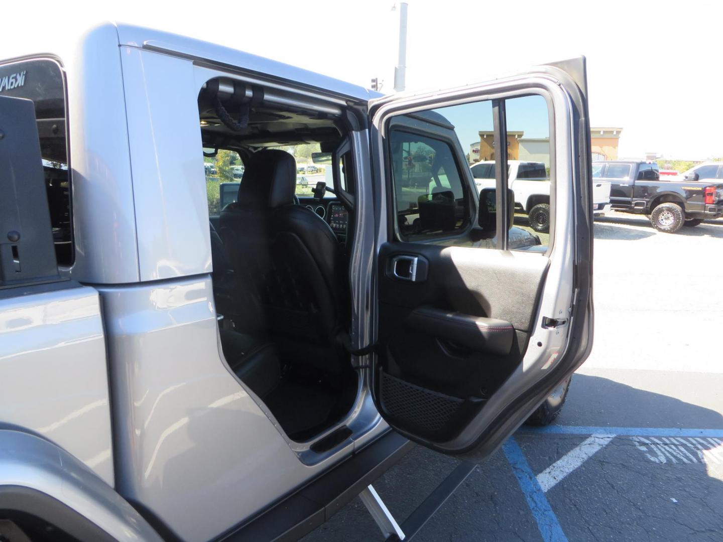 2020 SILVER /BLACK Jeep Gladiator Rubicon (1C6JJTBG1LL) with an 3.6L V6 DOHC 24V engine, 6M transmission, located at 2630 Grass Valley Highway, Auburn, CA, 95603, (530) 508-5100, 38.937893, -121.095482 - Must see Gladiator ready for all of your overlanding adventures. Mopar lift kit with Fox shocks, 37" BFG KO2 tires, Rebel offroad Inner Fender liners, Rebel offroad overland fender chop w/ side markers and turn signals, Smittybilt synthetic rope winch, Yankum fairlead, Rugged Ridge Elite antenna bas - Photo#89