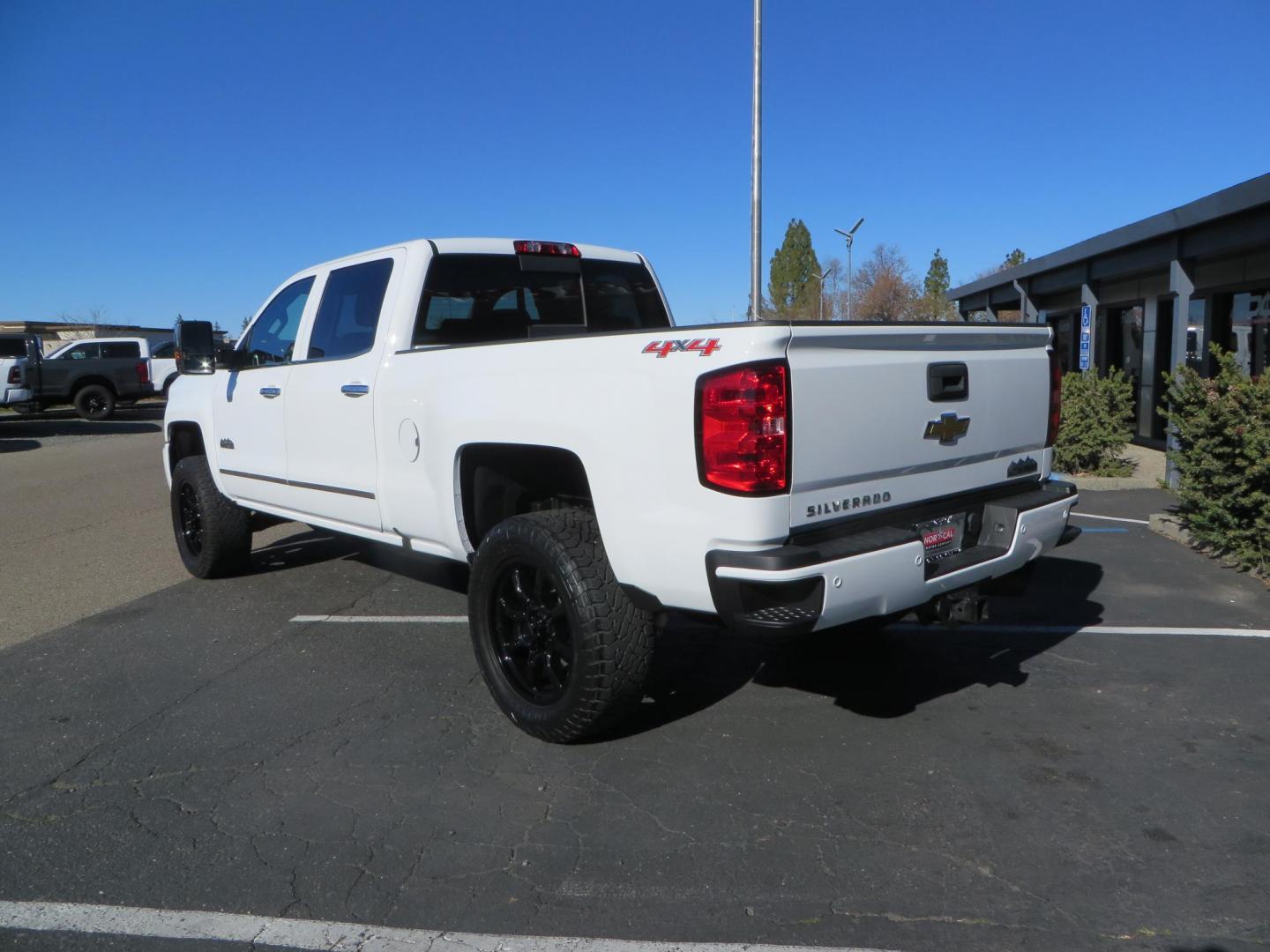 2017 White Chevrolet Silverado 3500HD High Country Crew Cab Short Bed 4WD (1GC4K1EY2HF) with an 6.6L V8 OHV 32V TURBO DIESEL engine, 6A transmission, located at 2630 Grass Valley Highway, Auburn, CA, 95603, (530) 508-5100, 38.937893, -121.095482 - Features 20" Gear Alloy wheels, and Fuel Gripper AT tires. - Photo#5