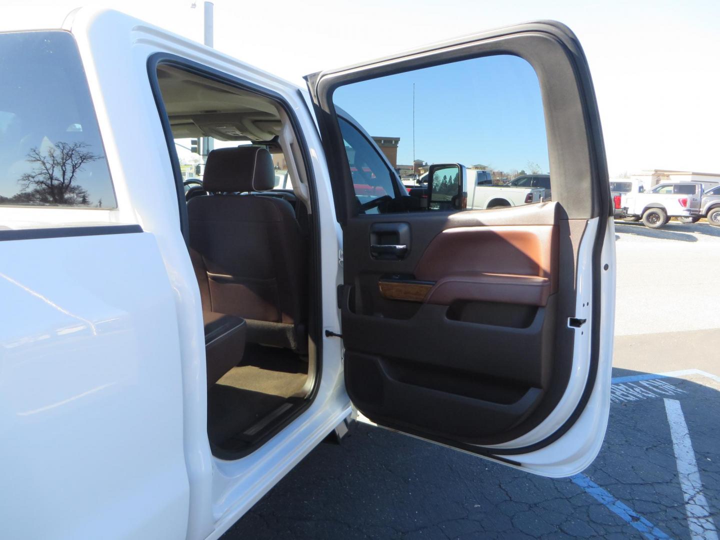 2017 White Chevrolet Silverado 3500HD High Country Crew Cab Short Bed 4WD (1GC4K1EY2HF) with an 6.6L V8 OHV 32V TURBO DIESEL engine, 6A transmission, located at 2630 Grass Valley Highway, Auburn, CA, 95603, (530) 508-5100, 38.937893, -121.095482 - Features 20" Gear Alloy wheels, and Fuel Gripper AT tires. - Photo#57