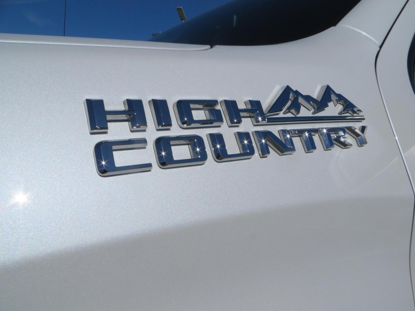 2021 White Chevrolet Silverado 1500 High Country Crew Cab 4WD (3GCUYHEL2MG) with an 6.2L V8 OHV 16V engine, 6A transmission, located at 2630 Grass Valley Highway, Auburn, CA, 95603, (530) 508-5100, 38.937893, -121.095482 - Features - Zone Offroad 6" lift kit, 35" Nitto Ridge Grappler tires, 20" SOTA wheels, and a Bakflip MX4 bedcover. - Photo#10