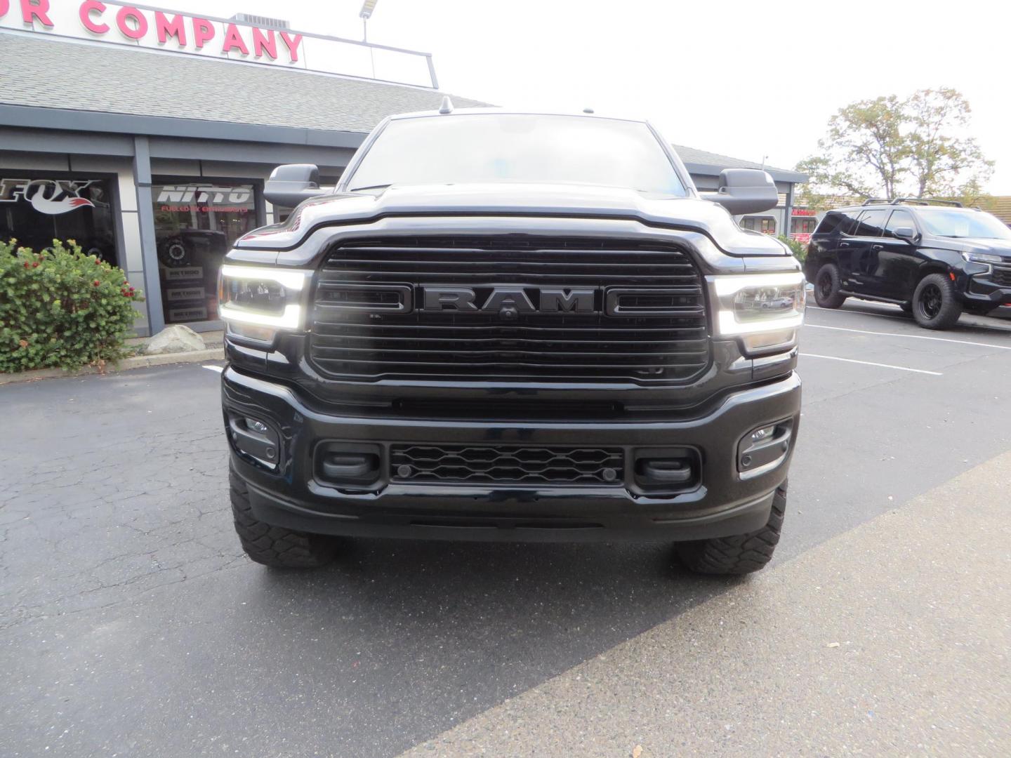 2022 BLACK /BLACK RAM 2500 Laramie Crew Cab SWB 4WD (3C6UR5FLXNG) with an 6.7L L6 OHV 24V TURBO DIESEL engine, 6A transmission, located at 2630 Grass Valley Highway, Auburn, CA, 95603, (530) 508-5100, 38.937893, -121.095482 - Features - Carli leveling kit, Fox shocks, Method Standard wheels, Maxxis tires, and window tint. - Photo#1