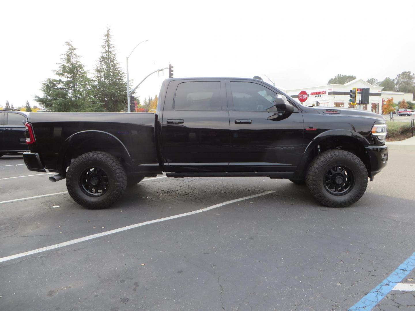 2022 BLACK /BLACK RAM 2500 Laramie Crew Cab SWB 4WD (3C6UR5FLXNG) with an 6.7L L6 OHV 24V TURBO DIESEL engine, 6A transmission, located at 2630 Grass Valley Highway, Auburn, CA, 95603, (530) 508-5100, 38.937893, -121.095482 - Features - Carli leveling kit, Fox shocks, Method Standard wheels, Maxxis tires, and window tint. - Photo#2