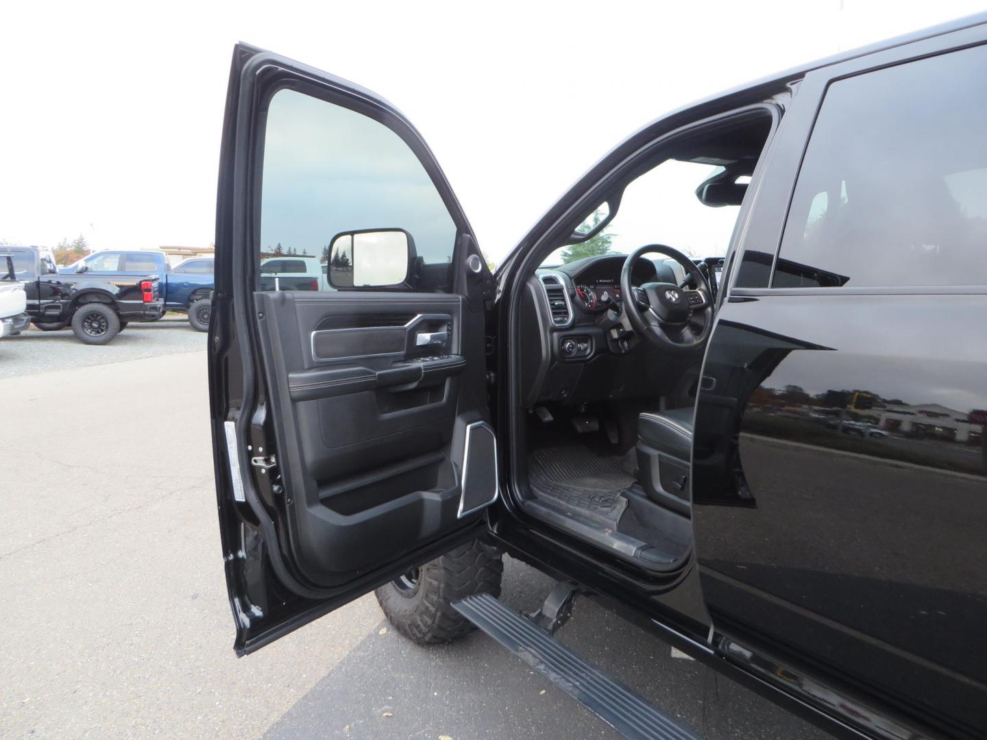 2022 BLACK /BLACK RAM 2500 Laramie Crew Cab SWB 4WD (3C6UR5FLXNG) with an 6.7L L6 OHV 24V TURBO DIESEL engine, 6A transmission, located at 2630 Grass Valley Highway, Auburn, CA, 95603, (530) 508-5100, 38.937893, -121.095482 - Features - Carli leveling kit, Fox shocks, Method Standard wheels, Maxxis tires, and window tint. - Photo#20