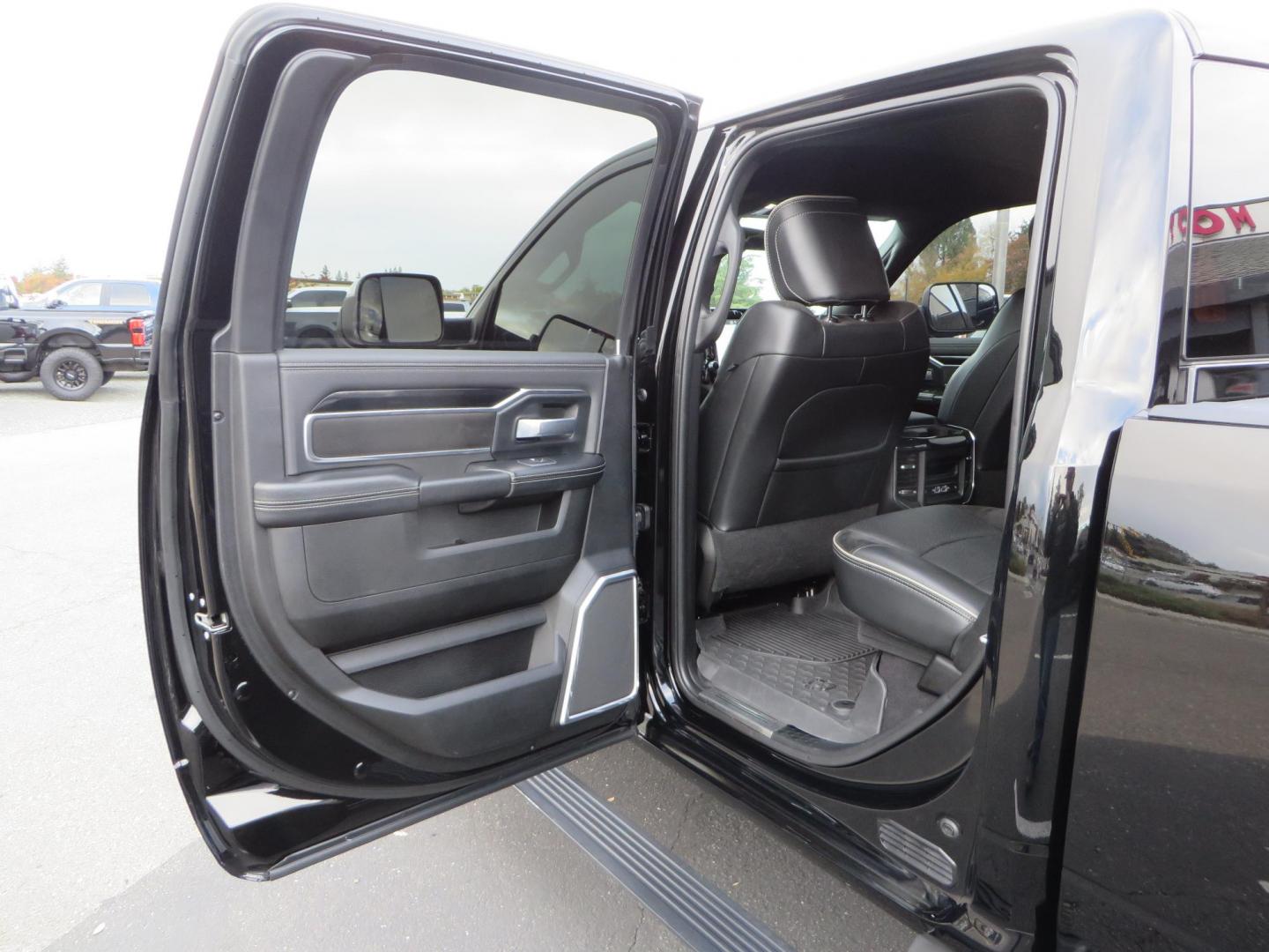 2022 BLACK /BLACK RAM 2500 Laramie Crew Cab SWB 4WD (3C6UR5FLXNG) with an 6.7L L6 OHV 24V TURBO DIESEL engine, 6A transmission, located at 2630 Grass Valley Highway, Auburn, CA, 95603, (530) 508-5100, 38.937893, -121.095482 - Features - Carli leveling kit, Fox shocks, Method Standard wheels, Maxxis tires, and window tint. - Photo#50