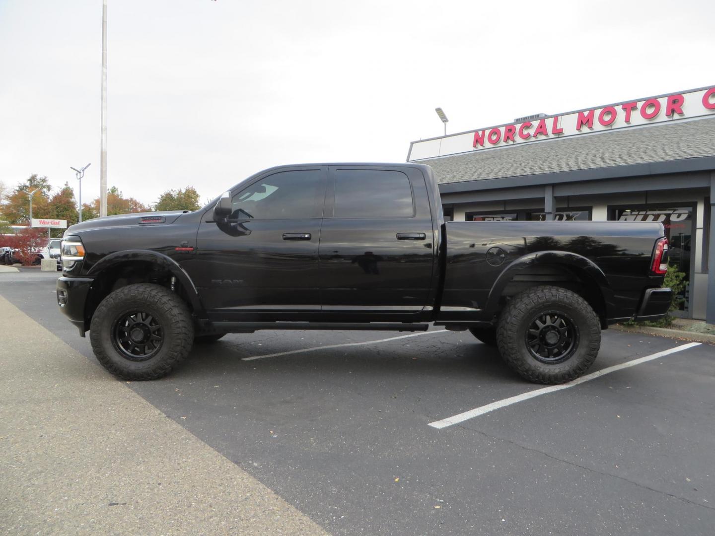 2022 BLACK /BLACK RAM 2500 Laramie Crew Cab SWB 4WD (3C6UR5FLXNG) with an 6.7L L6 OHV 24V TURBO DIESEL engine, 6A transmission, located at 2630 Grass Valley Highway, Auburn, CA, 95603, (530) 508-5100, 38.937893, -121.095482 - Features - Carli leveling kit, Fox shocks, Method Standard wheels, Maxxis tires, and window tint. - Photo#7