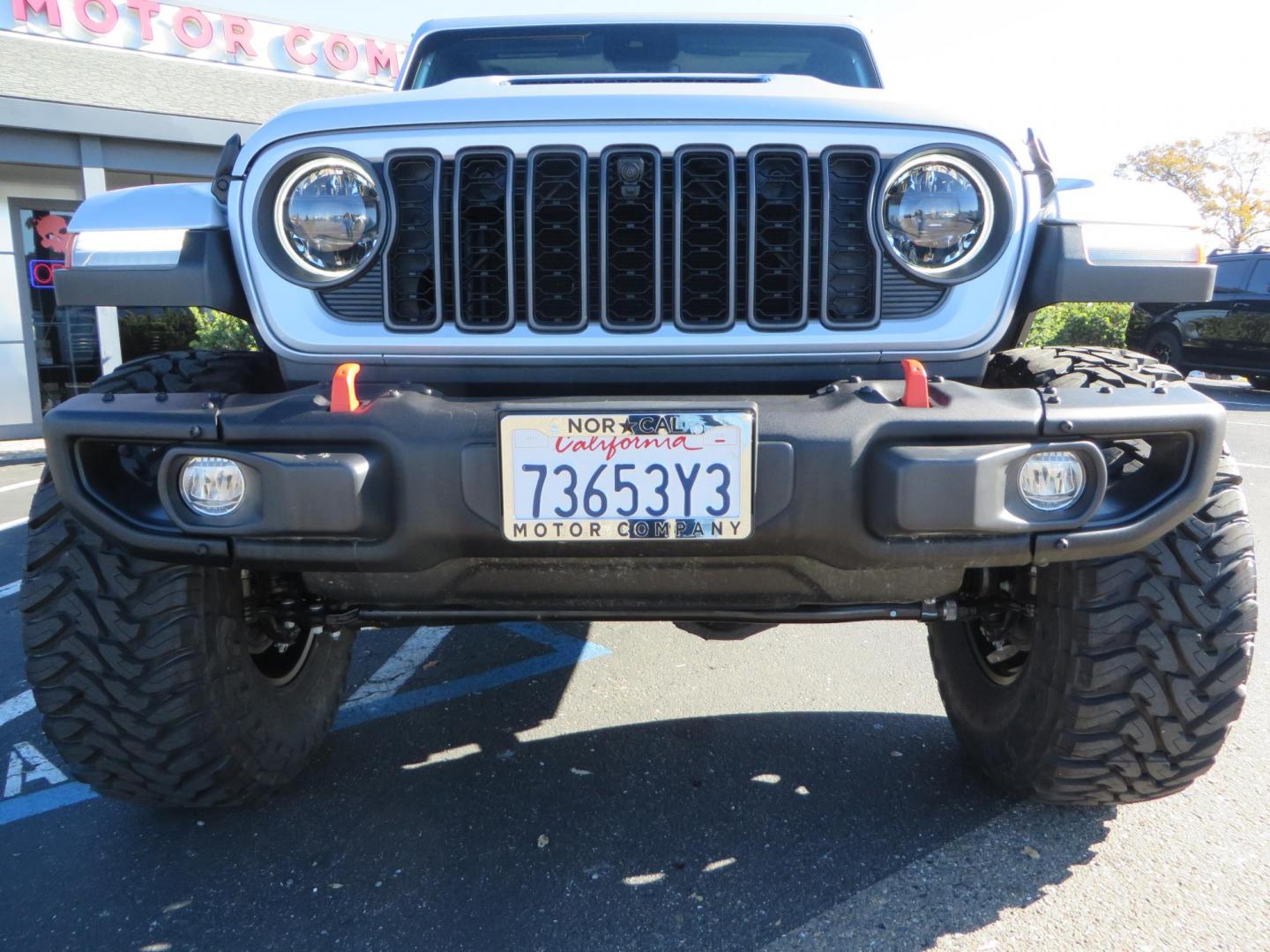 2024 SILVER Jeep Gladiator Mojave X (1C6JJTEG4RL) with an 3.6L V6 DOHC 24V engine, 6M transmission, located at 2630 Grass Valley Highway, Auburn, CA, 95603, (530) 508-5100, 38.937893, -121.095482 - Gladiator Mojave X featuring JKS suspension, Method MR315 wheels, and 37" Toyo MT tires, - Photo#10