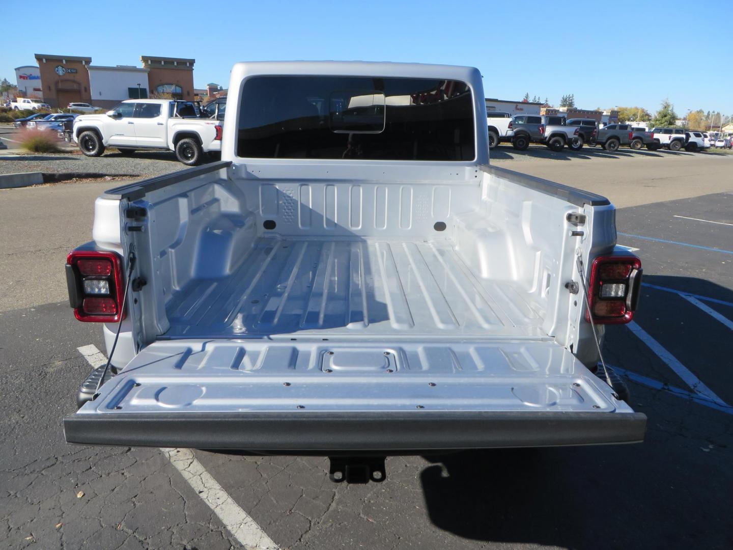 2024 SILVER Jeep Gladiator Mojave X (1C6JJTEG4RL) with an 3.6L V6 DOHC 24V engine, 6M transmission, located at 2630 Grass Valley Highway, Auburn, CA, 95603, (530) 508-5100, 38.937893, -121.095482 - Gladiator Mojave X featuring JKS suspension, Method MR315 wheels, and 37" Toyo MT tires, - Photo#15