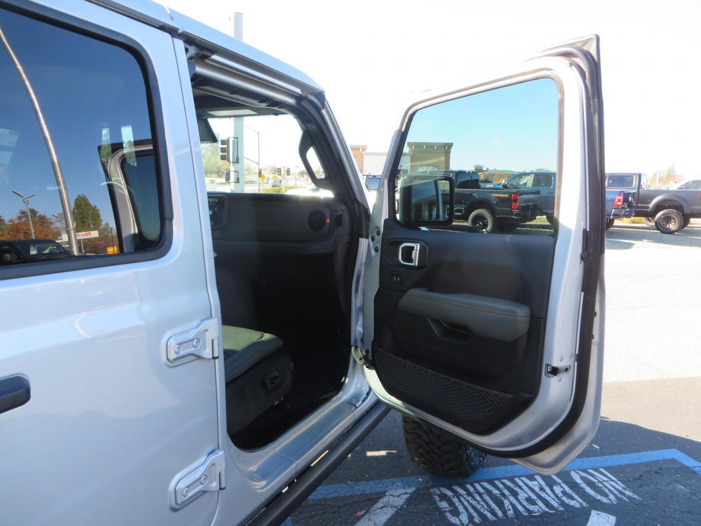 2024 SILVER Jeep Gladiator Mojave X (1C6JJTEG4RL) with an 3.6L V6 DOHC 24V engine, 6M transmission, located at 2630 Grass Valley Highway, Auburn, CA, 95603, (530) 508-5100, 38.937893, -121.095482 - Gladiator Mojave X featuring JKS suspension, Method MR315 wheels, and 37" Toyo MT tires, - Photo#49