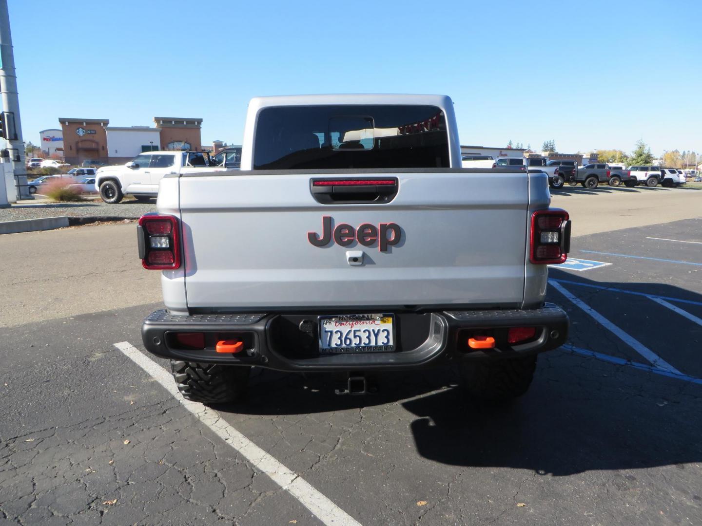 2024 SILVER Jeep Gladiator Mojave X (1C6JJTEG4RL) with an 3.6L V6 DOHC 24V engine, 6M transmission, located at 2630 Grass Valley Highway, Auburn, CA, 95603, (530) 508-5100, 38.937893, -121.095482 - Gladiator Mojave X featuring JKS suspension, Method MR315 wheels, and 37" Toyo MT tires, - Photo#5