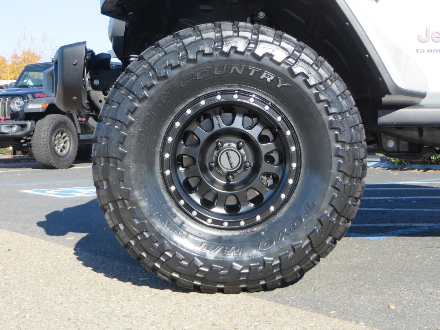 2024 SILVER Jeep Gladiator Mojave X (1C6JJTEG4RL) with an 3.6L V6 DOHC 24V engine, 6M transmission, located at 2630 Grass Valley Highway, Auburn, CA, 95603, (530) 508-5100, 38.937893, -121.095482 - Gladiator Mojave X featuring JKS suspension, Method MR315 wheels, and 37" Toyo MT tires, - Photo#8