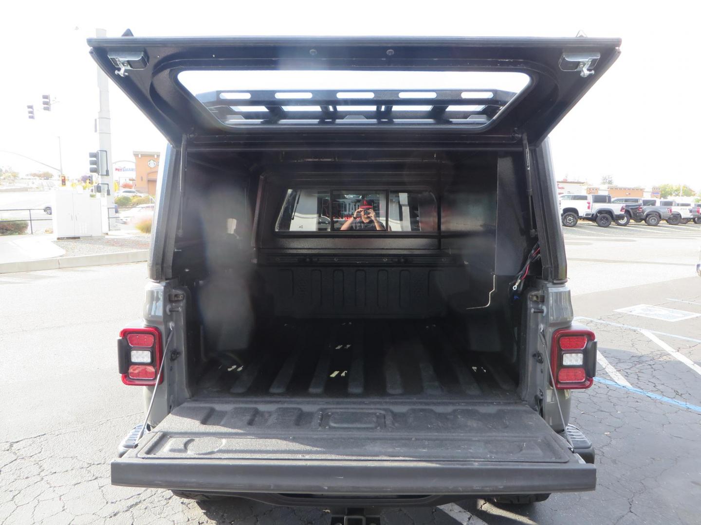 2020 CHARCOAL Jeep Gladiator Rubicon (1C6JJTBG9LL) with an 3.6L V6 DOHC 24V engine, 6M transmission, located at 2630 Grass Valley Highway, Auburn, CA, 95603, (530) 508-5100, 38.937893, -121.095482 - Clean Gladiator featuring a Mopar lift kit, Fox front shocks, Fox 2.5 DSC rear shocks, 37" Toyo RT tires, 17" Method wheels, Wan Winch, Mopar stinger bar, Vision X front leds, Rockslide Engineering power steps, RLD Camper shell, RLD Platform Roof Rack, RLD Kitchen Cabinet, RLD drop down table, Led b - Photo#21