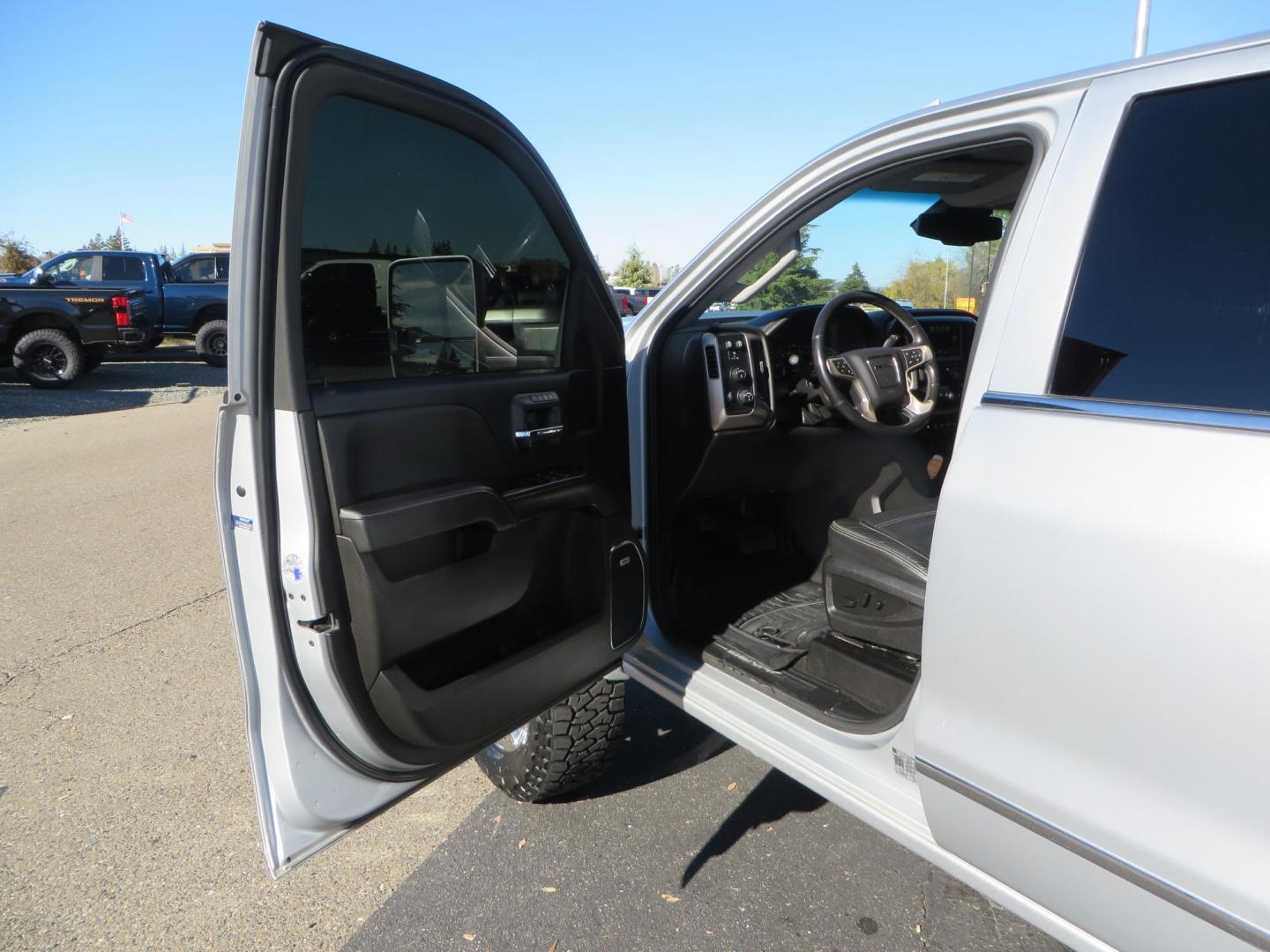 2018 SILVER GMC Sierra 2500HD Denali Crew Cab 4WD (1GT12UEY3JF) with an 6.6L V8 OHV 16 DIESEL engine, 6A transmission, located at 2630 Grass Valley Highway, Auburn, CA, 95603, (530) 508-5100, 38.937893, -121.095482 - Dont miss this Duramax.... Featuring a FTS leveling kit, Front Fox 2.0 remote reservoir shocks, Toyo RT Trail tires, Paint match all over, and Window tint. - Photo#17