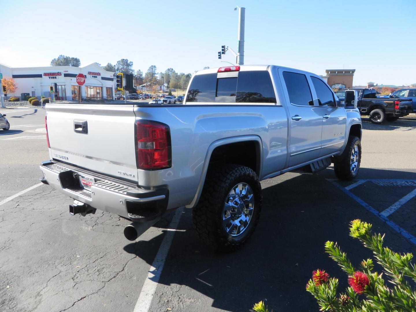 2018 SILVER GMC Sierra 2500HD Denali Crew Cab 4WD (1GT12UEY3JF) with an 6.6L V8 OHV 16 DIESEL engine, 6A transmission, located at 2630 Grass Valley Highway, Auburn, CA, 95603, (530) 508-5100, 38.937893, -121.095482 - Dont miss this Duramax.... Featuring a FTS leveling kit, Front Fox 2.0 remote reservoir shocks, Toyo RT Trail tires, Paint match all over, and Window tint. - Photo#5