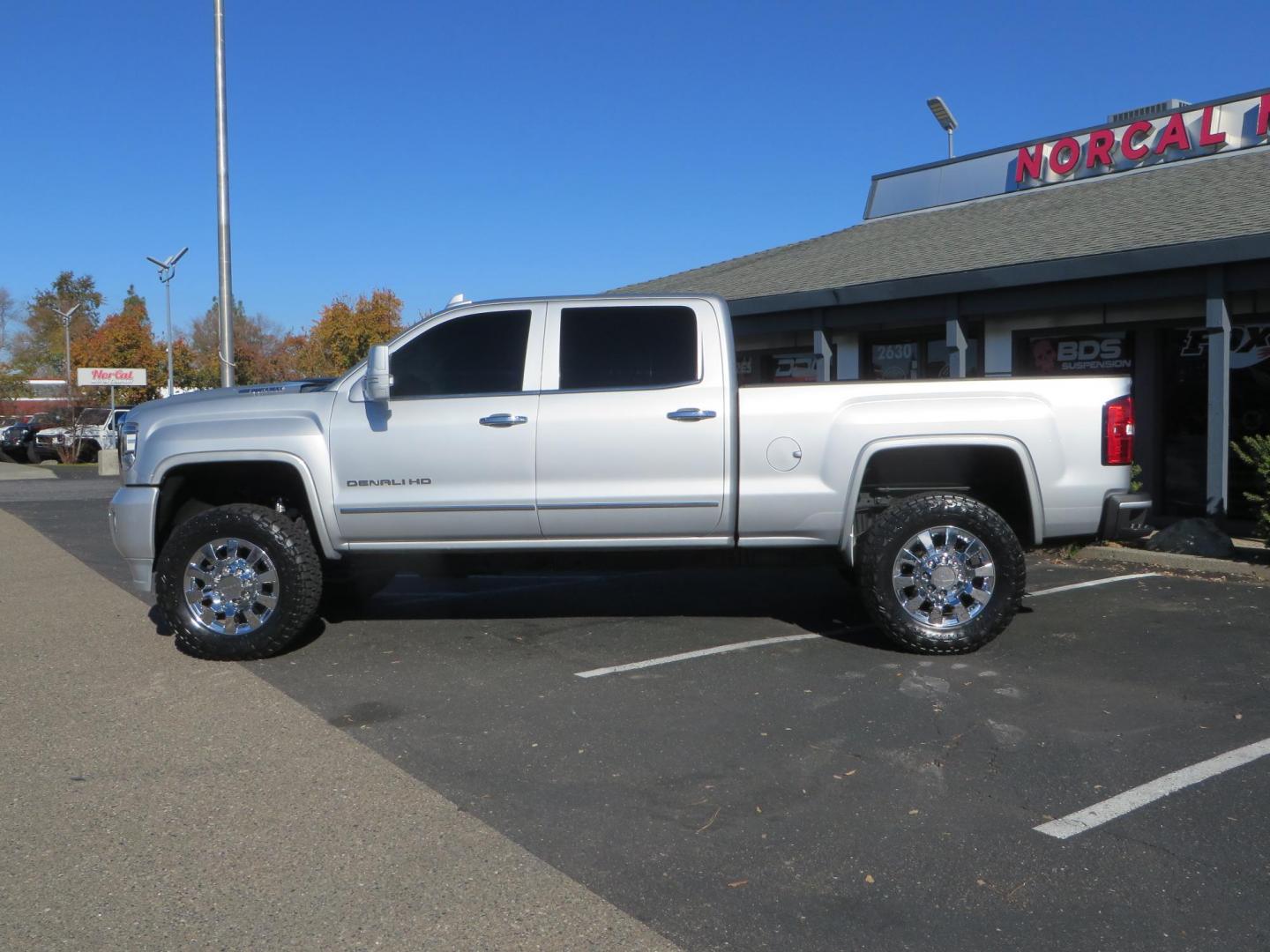 2018 SILVER GMC Sierra 2500HD Denali Crew Cab 4WD (1GT12UEY3JF) with an 6.6L V8 OHV 16 DIESEL engine, 6A transmission, located at 2630 Grass Valley Highway, Auburn, CA, 95603, (530) 508-5100, 38.937893, -121.095482 - Dont miss this Duramax.... Featuring a FTS leveling kit, Front Fox 2.0 remote reservoir shocks, Toyo RT Trail tires, Paint match all over, and Window tint. - Photo#7