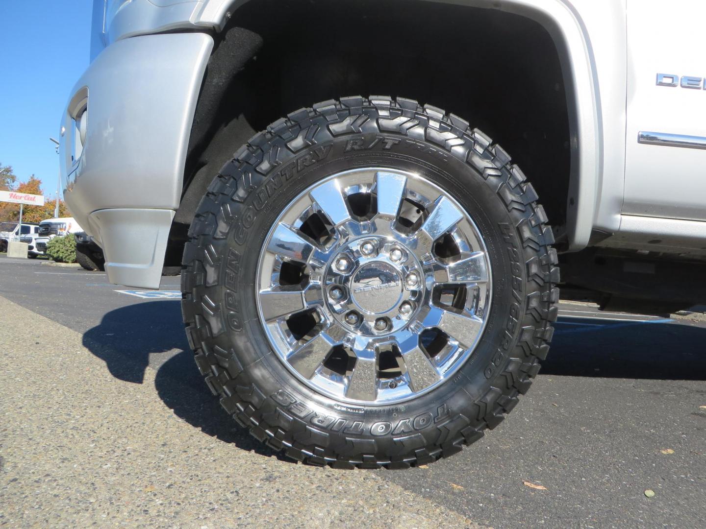 2018 SILVER GMC Sierra 2500HD Denali Crew Cab 4WD (1GT12UEY3JF) with an 6.6L V8 OHV 16 DIESEL engine, 6A transmission, located at 2630 Grass Valley Highway, Auburn, CA, 95603, (530) 508-5100, 38.937893, -121.095482 - Dont miss this Duramax.... Featuring a FTS leveling kit, Front Fox 2.0 remote reservoir shocks, Toyo RT Trail tires, Paint match all over, and Window tint. - Photo#9