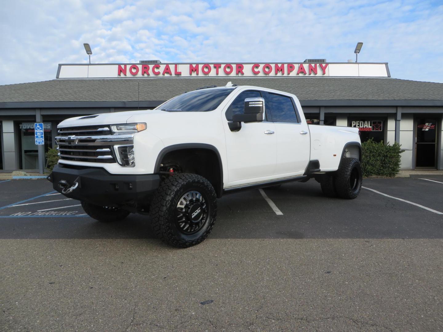 2022 White /Black Chevrolet Silverado 3500HD High Country Crew Cab 4WD (1GC4YVEY0NF) with an 6.6L V8 OHV 32V TURBO DIESEL engine, 6A transmission, located at 2630 Grass Valley Highway, Auburn, CA, 95603, (530) 508-5100, 38.937893, -121.095482 - Must see High Country Dually featuring a CST lift kit, 20" DDC wheels, Toyo Open Country RT Trail tires, Road Armor front and rear bumpers, Road Armor 12k Winch, Westin LED lights, and Window tint. - Photo#0