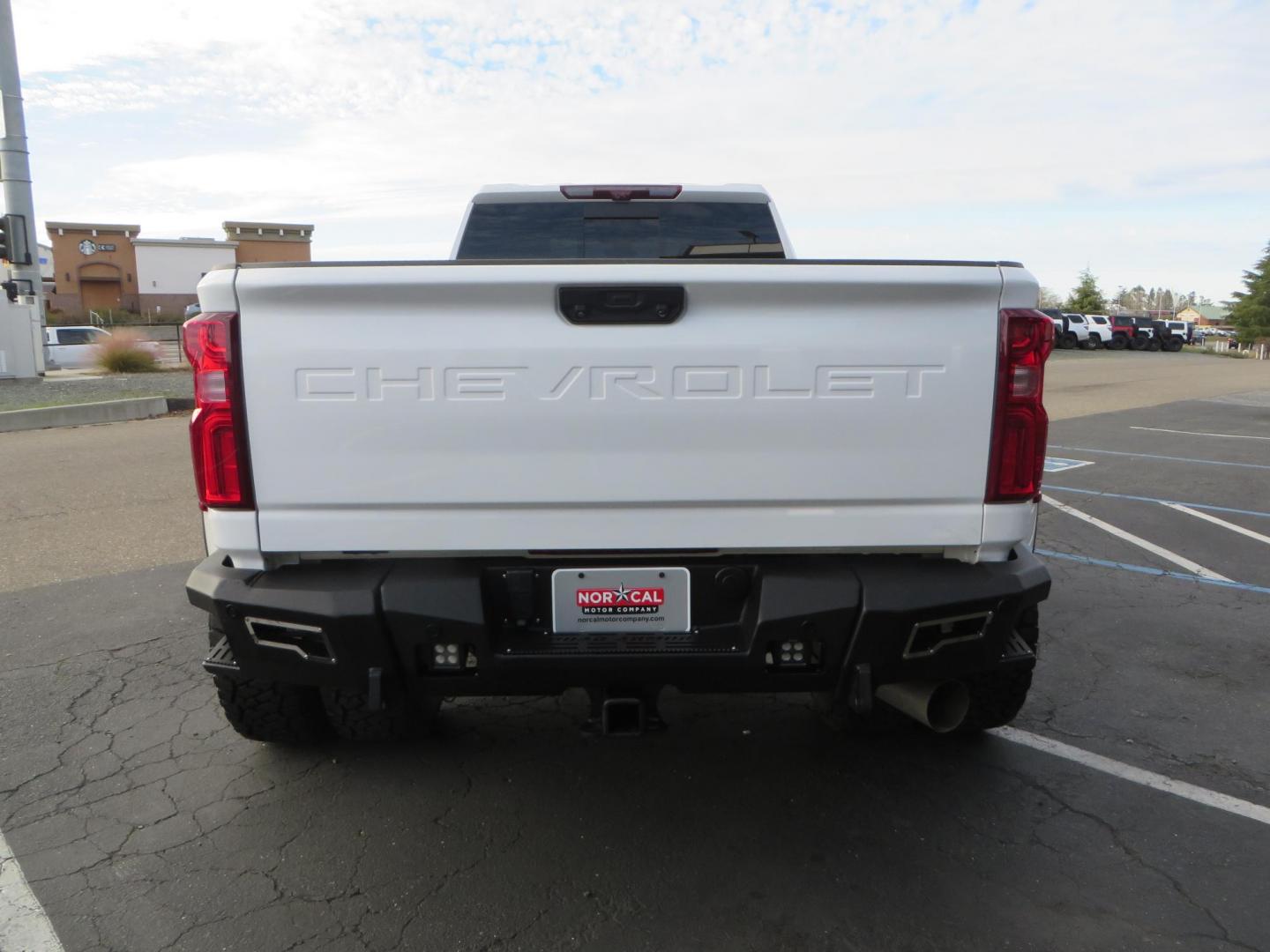 2022 White /Black Chevrolet Silverado 3500HD High Country Crew Cab 4WD (1GC4YVEY0NF) with an 6.6L V8 OHV 32V TURBO DIESEL engine, 6A transmission, located at 2630 Grass Valley Highway, Auburn, CA, 95603, (530) 508-5100, 38.937893, -121.095482 - Must see High Country Dually featuring a CST lift kit, 20" DDC wheels, Toyo Open Country RT Trail tires, Road Armor front and rear bumpers, Road Armor 12k Winch, Westin LED lights, and Window tint. - Photo#5