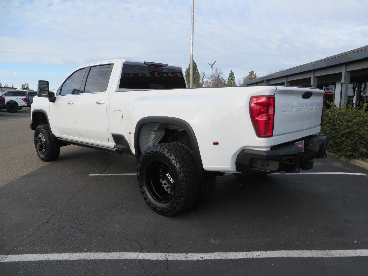 2022 White /Black Chevrolet Silverado 3500HD High Country Crew Cab 4WD (1GC4YVEY0NF) with an 6.6L V8 OHV 32V TURBO DIESEL engine, 6A transmission, located at 2630 Grass Valley Highway, Auburn, CA, 95603, (530) 508-5100, 38.937893, -121.095482 - Must see High Country Dually featuring a CST lift kit, 20" DDC wheels, Toyo Open Country RT Trail tires, Road Armor front and rear bumpers, Road Armor 12k Winch, Westin LED lights, and Window tint. - Photo#6