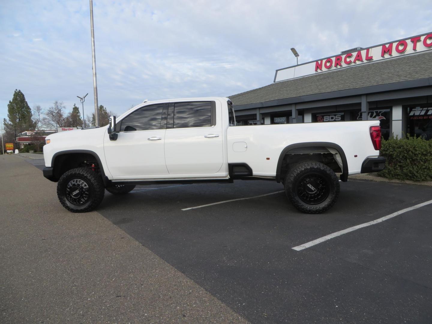 2022 White /Black Chevrolet Silverado 3500HD High Country Crew Cab 4WD (1GC4YVEY0NF) with an 6.6L V8 OHV 32V TURBO DIESEL engine, 6A transmission, located at 2630 Grass Valley Highway, Auburn, CA, 95603, (530) 508-5100, 38.937893, -121.095482 - Must see High Country Dually featuring a CST lift kit, 20" DDC wheels, Toyo Open Country RT Trail tires, Road Armor front and rear bumpers, Road Armor 12k Winch, Westin LED lights, and Window tint. - Photo#7