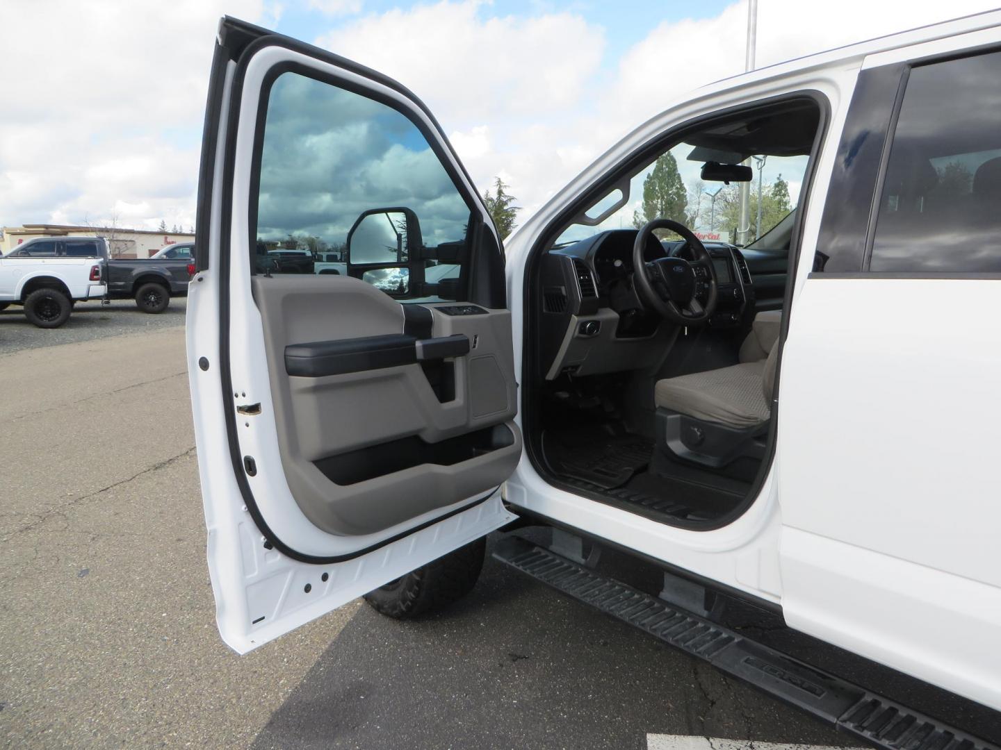 2019 White Ford F-250 SD XLT Crew Cab Short Bed 4WD (1FT7W2BT9KE) with an 6.7L V8 OHV 16V DIESEL engine, 6A transmission, located at 2630 Grass Valley Highway, Auburn, CA, 95603, (530) 508-5100, 38.937893, -121.095482 - Leveled XLT sitting on 22" SOTA Novakane wheels, 325 Nitto Ridge Grappler tires, Fox Shocks and dual steering stabilizers, Firestone Ride Rite air bags, Airlift wireless 1 air compressor, B&W Turnover gooseneck hitch, Weathertech floor liners, Deezee tailgate assist, and window tint. - Photo#19