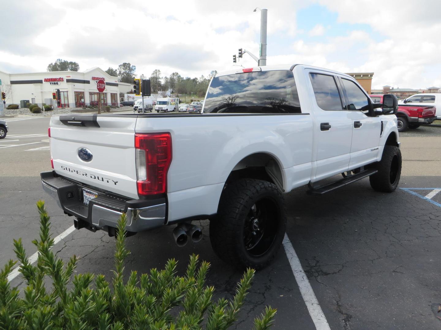 2019 White Ford F-250 SD XLT Crew Cab Short Bed 4WD (1FT7W2BT9KE) with an 6.7L V8 OHV 16V DIESEL engine, 6A transmission, located at 2630 Grass Valley Highway, Auburn, CA, 95603, (530) 508-5100, 38.937893, -121.095482 - Leveled XLT sitting on 22" SOTA Novakane wheels, 325 Nitto Ridge Grappler tires, Fox Shocks and dual steering stabilizers, Firestone Ride Rite air bags, Airlift wireless 1 air compressor, B&W Turnover gooseneck hitch, Weathertech floor liners, Deezee tailgate assist, and window tint. - Photo#4