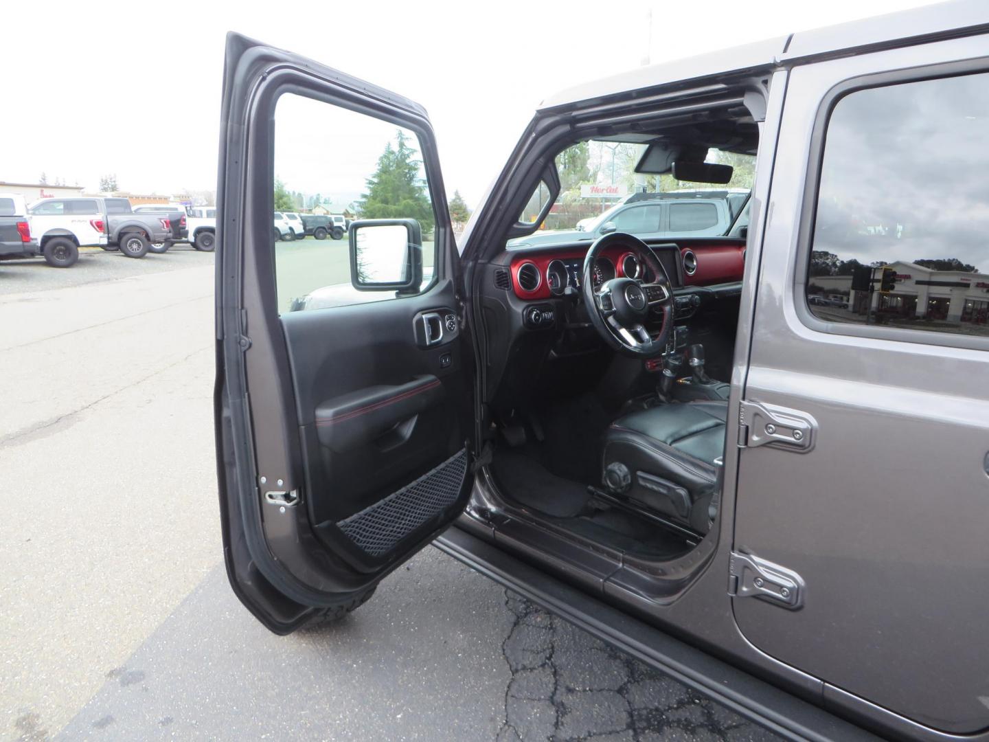 2021 CHARCOAL /black Jeep Wrangler Unlimited Rubicon (1C4HJXFG5MW) with an 3.6L V6 DOHC 24V FFV engine, 6A transmission, located at 2630 Grass Valley Highway, Auburn, CA, 95603, (530) 508-5100, 38.937893, -121.095482 - Photo#18