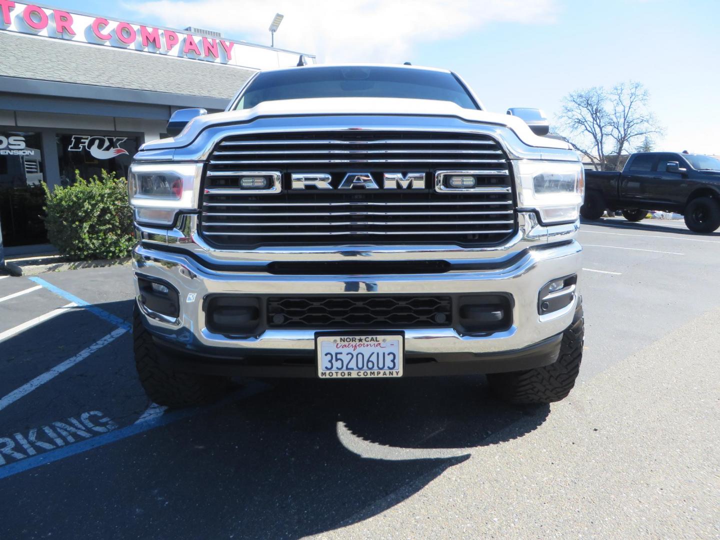 2022 White RAM 2500 Laramie Crew Cab SWB 4WD (3C6UR5FL5NG) with an 6.7L L6 OHV 24V TURBO DIESEL engine, 6A transmission, located at 2630 Grass Valley Highway, Auburn, CA, 95603, (530) 508-5100, 38.937893, -121.095482 - Custom Flat bed with emergency flashers and LED back up lights, Carli Suspension, 20" Fuel Rebel wheels, Fuel Gripper tires, Westin Running Boards, Air Bags, and window tint. - Photo#1