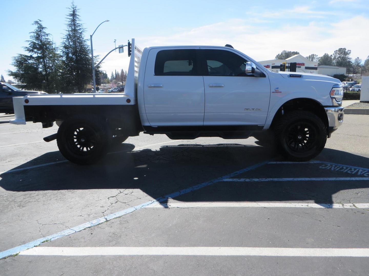 2022 White RAM 2500 Laramie Crew Cab SWB 4WD (3C6UR5FL5NG) with an 6.7L L6 OHV 24V TURBO DIESEL engine, 6A transmission, located at 2630 Grass Valley Highway, Auburn, CA, 95603, (530) 508-5100, 38.937893, -121.095482 - Custom Flat bed with emergency flashers and LED back up lights, Carli Suspension, 20" Fuel Rebel wheels, Fuel Gripper tires, Westin Running Boards, Air Bags, and window tint. - Photo#3