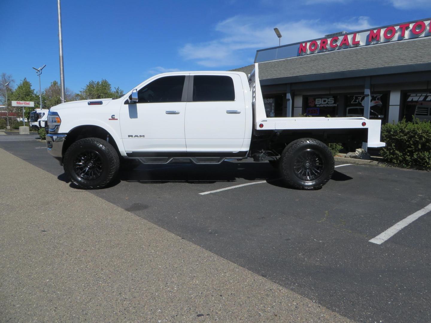 2022 White RAM 2500 Laramie Crew Cab SWB 4WD (3C6UR5FL5NG) with an 6.7L L6 OHV 24V TURBO DIESEL engine, 6A transmission, located at 2630 Grass Valley Highway, Auburn, CA, 95603, (530) 508-5100, 38.937893, -121.095482 - Custom Flat bed with emergency flashers and LED back up lights, Carli Suspension, 20" Fuel Rebel wheels, Fuel Gripper tires, Westin Running Boards, Air Bags, and window tint. - Photo#7